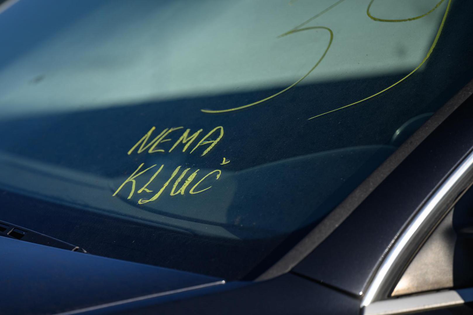 24.11.2022., Zagreb, Velika Mlaka - Autoservis Cepelin uskoro odrzava veliku javnu drazbu drzavnih vozila, a u ponudi su teretna vozila Hrvatskih cesta, osobna vozila ministarstava. Od Seata, Audija preko Passata i nekoliko modela Fiata cijene im se krecu od 1000 do 24.600 kuna.  Photo: Davor Puklavec/PIXSELL