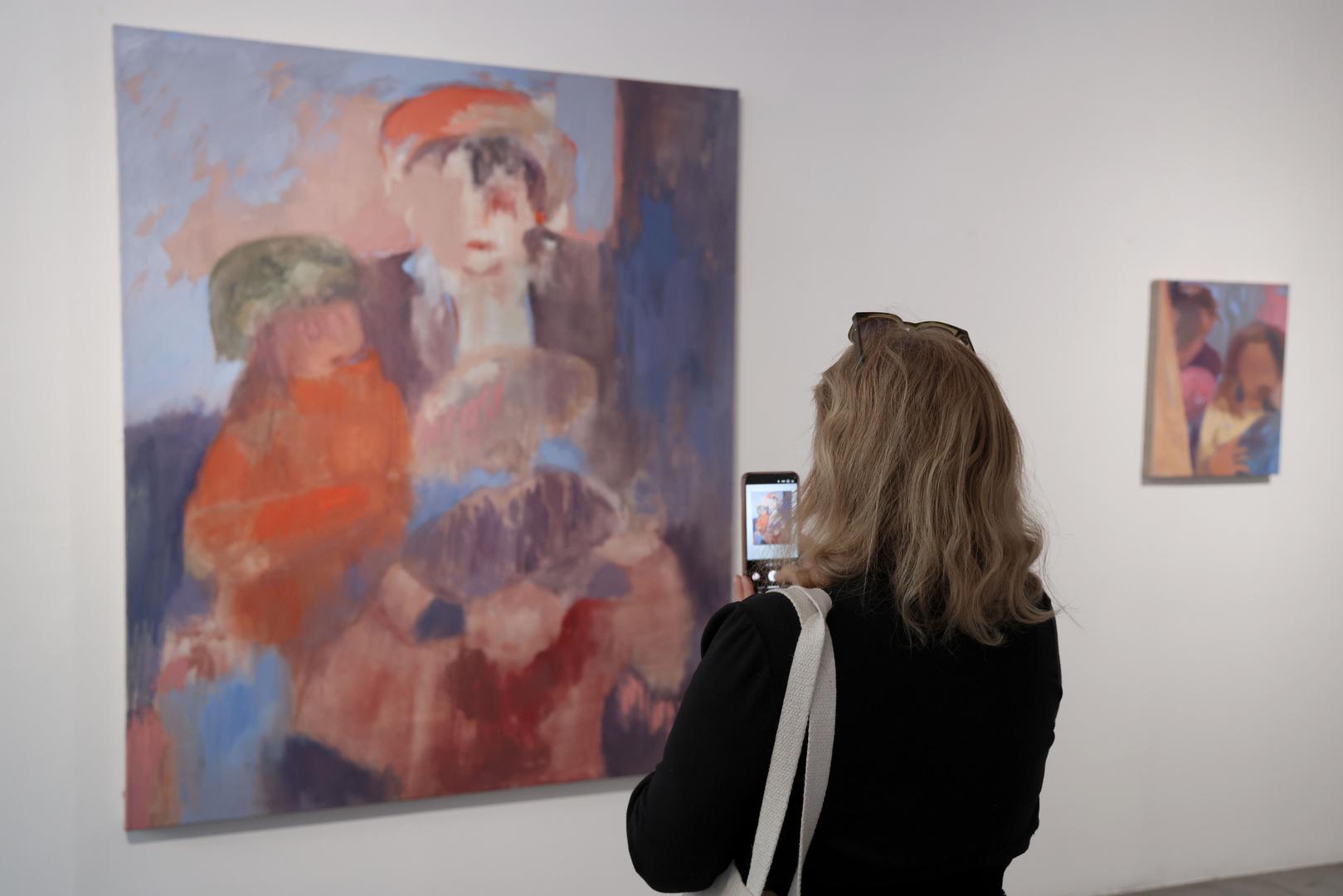 Trenutno radi i stvara u ateljeu koji dijeli s prijateljicama slikaricama, atmosfera je uvijek odlična, puna smijeha, razgovora i boje ima posvuda. Inspiraciju najčešće pronalazi u svakodnevici: u ljudima, njihovim pokretima i trenucima koji se događaju „usput“