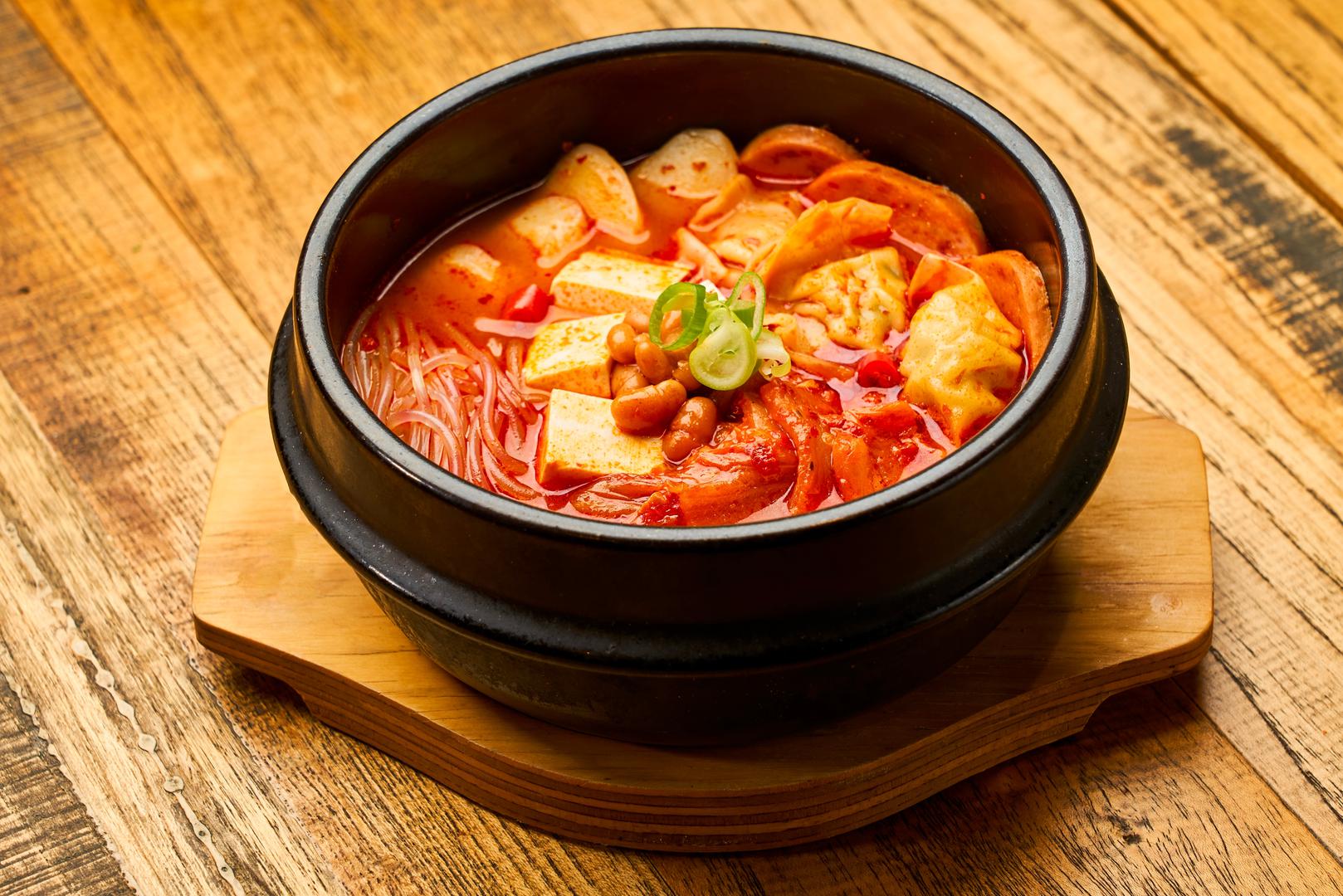 Osim mliječnih proizvoda, tu su i druge fermentirane namirnice poput kimchija, korejskog specijaliteta od fermentiranog povrća, koji uz probiotike donosi i obilje vitamina i vlakana. Također, miso, pasta od fermentirane soje, i kombucha, fermentirani čaj, odlični su izvori probiotika koji mogu pomoći u ublažavanju probavnih tegoba i jačanju crijevne barijere. 