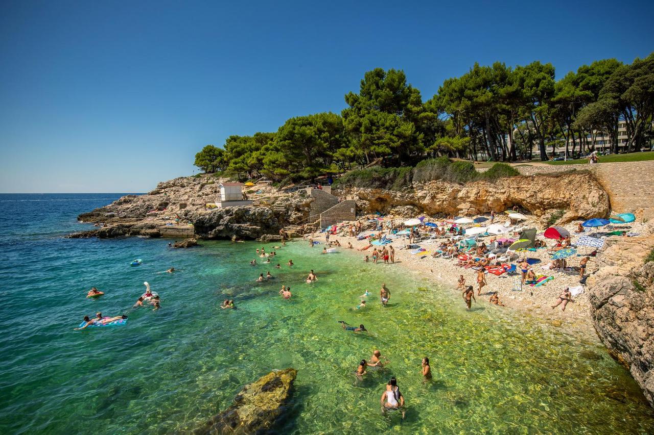 Turisti bezbrižno uživaju na pulskim plažama