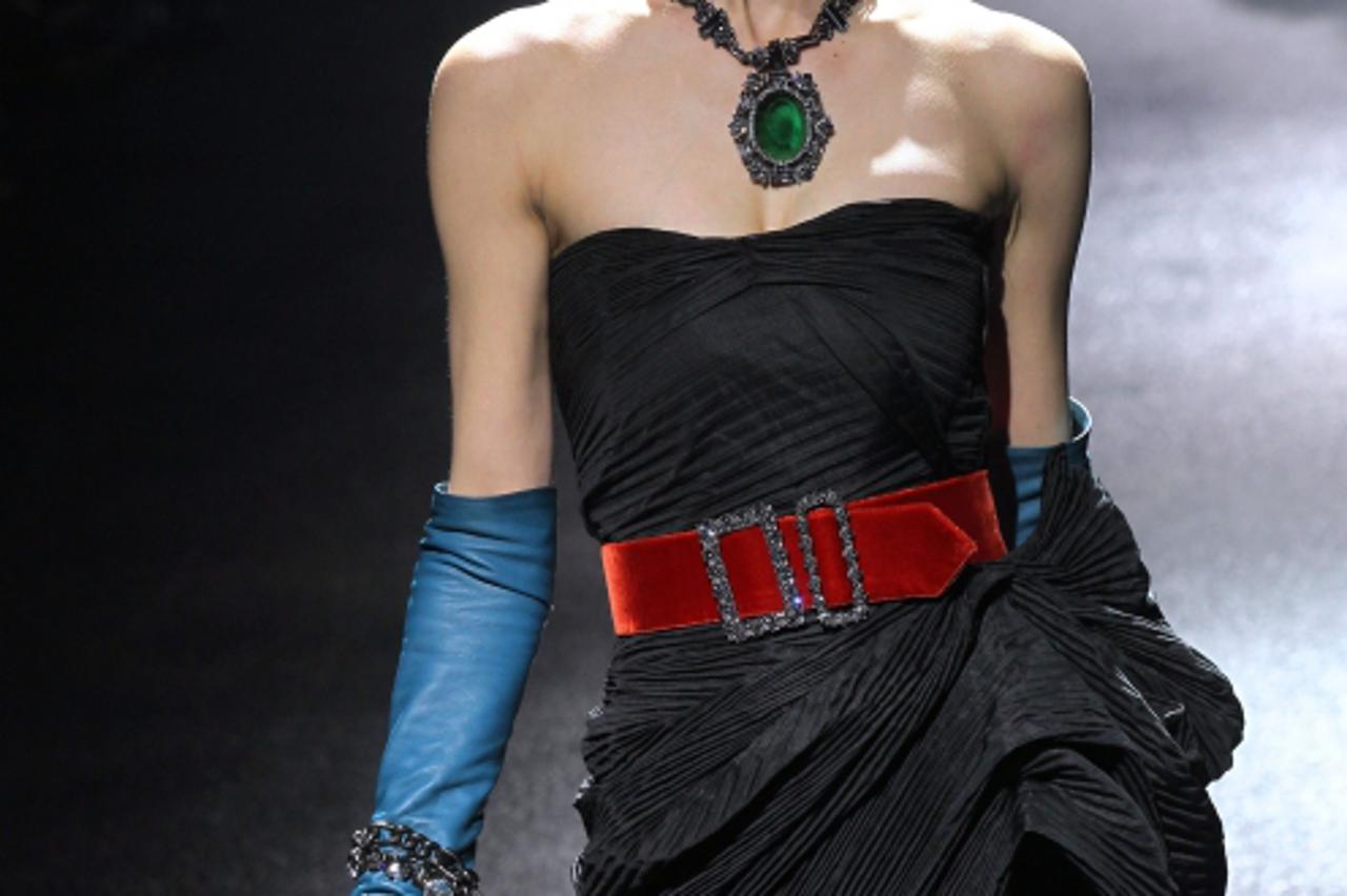 mala crna haljin (1)