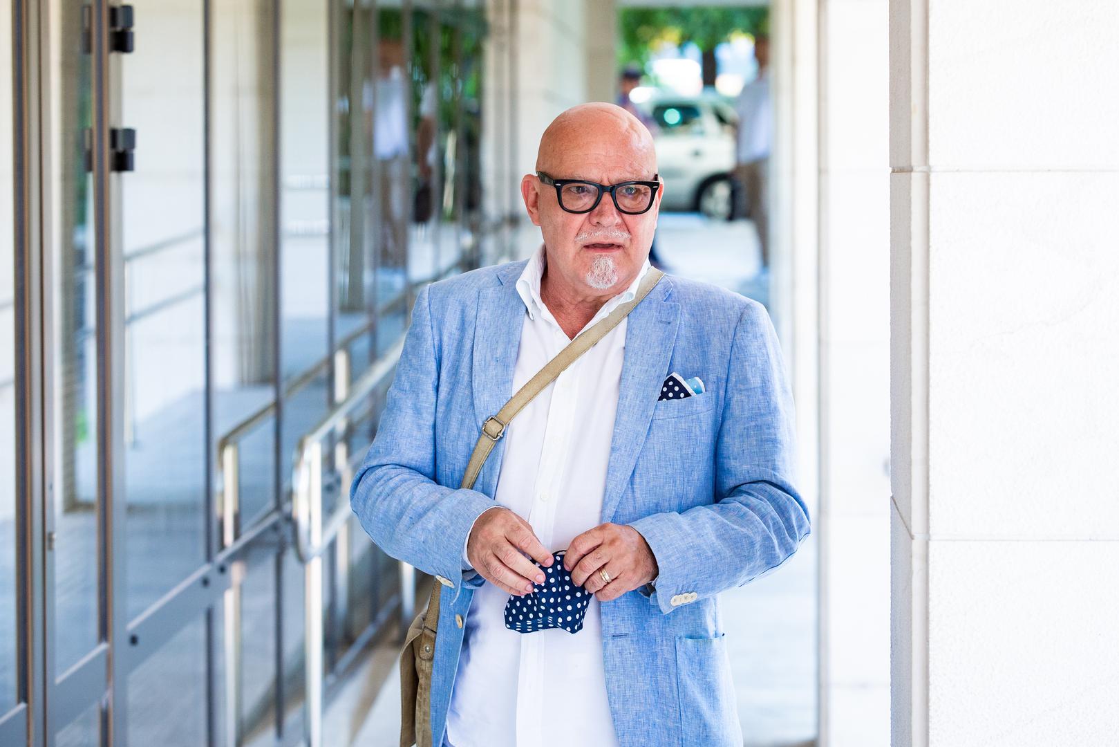 12.08.2020., Split - Branko Seric, odvjetnik optuzenog Filipa Zavadlava dolazi na sud na kojem je jutros zapocelo sudenje za trostruko tesko ubojstvo u Splitu pocetkom ove godine.Photo: Milan Sabic/PIXSELL