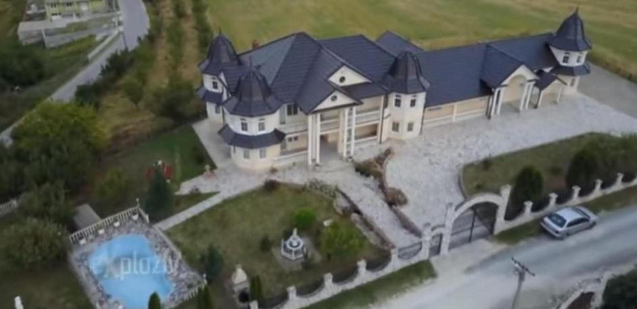 Oni su tipični gastarbajteri koji rade u inozemstvu, a većinu zarađenog novca ulažu u izgradnju kuća u ovome selu.