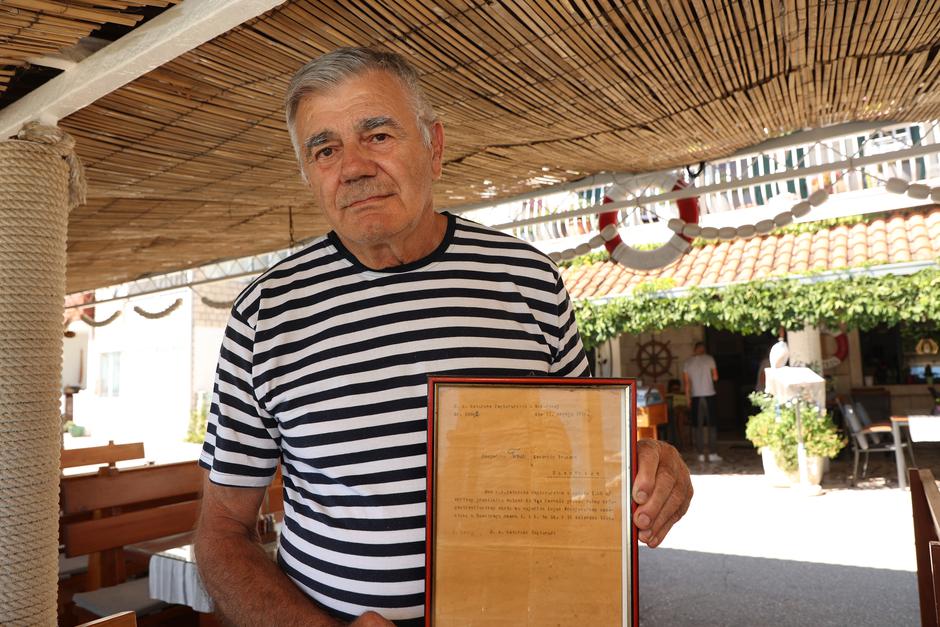 Zaostrog, malo turističko mjesto na Makarskoj rivijeri