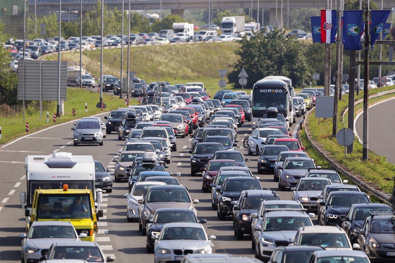 Zagreb: Kod naplatne postaje Lučko kolona vozila je dugačka oko 4 kilometra