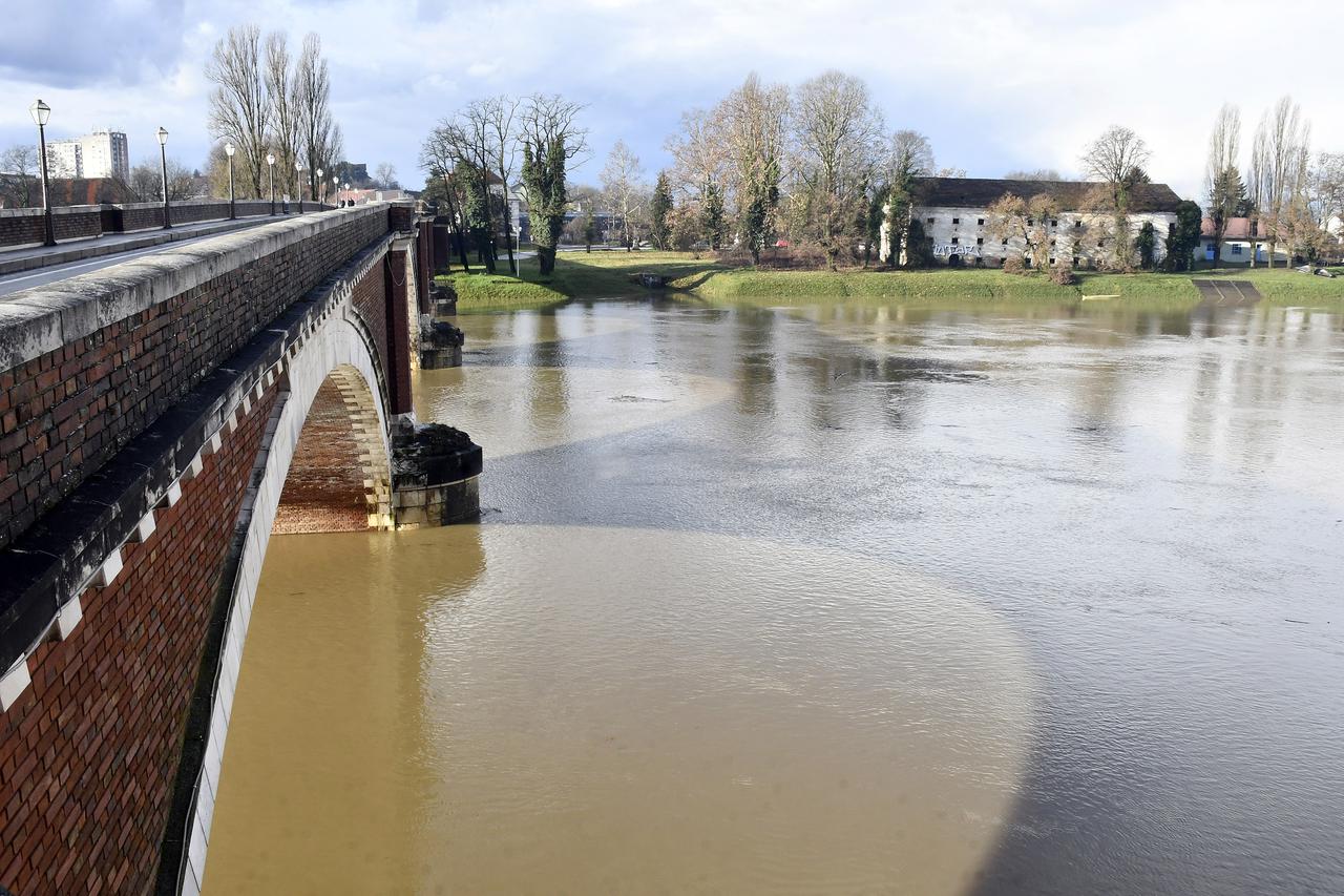 Sisak: Porast vodostaja rijeke Kupe zbog obilnih kiša