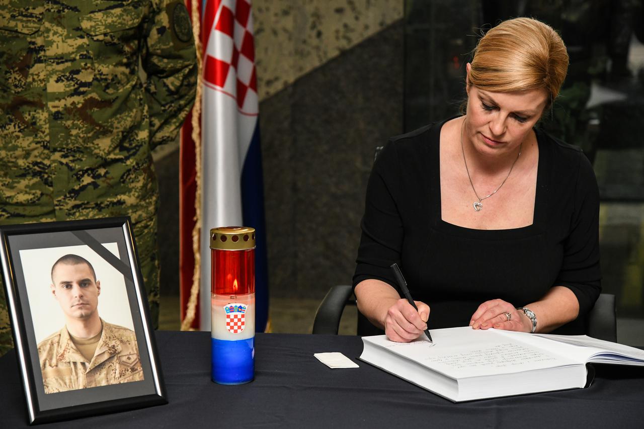 Kolinda Grabar-Kitarović upisala se u knjigu žalosti za poginulog vojnika