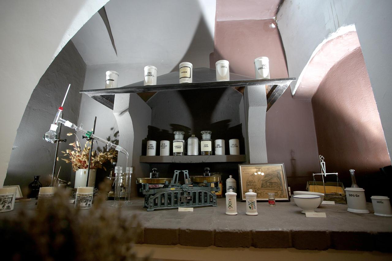 Zagreb: U Gradskoj ljekarni magistra Maja Vugrinec priprema razne kreme i gelove