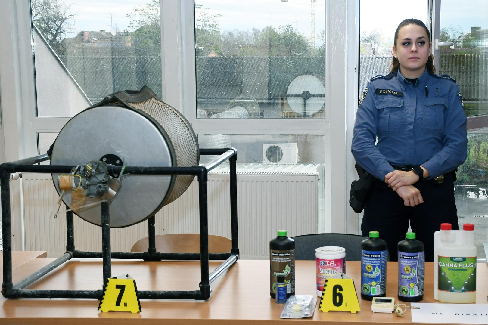 03.11.2023., Petrinja - Na izvanredoj konferenciji za medije Igor Pasanec, voditelj sluzbe kriminalisticke policije i Robert Ramuscak govorili su o akciji u kojoj su policijski sluzbenici Policijske postaje Petrinja dovrsili visemjesecno kriminalisticčko istrazivanje iz domene kriminaliteta droga kojom prilikom je pronadjena i oduzeta veca kolicina droge, kao i oprema koristena za proizvodnju. Photo: Nikola Cutuk/PIXSELL