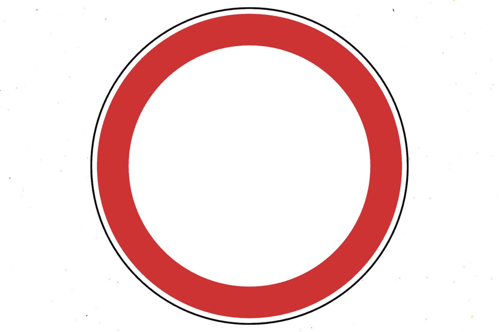 Znak "zabrana prometa u oba smjera" označuje cestu, odnosno dio ceste, na kojem je zabranjen promet svim vozilima u oba smjera.