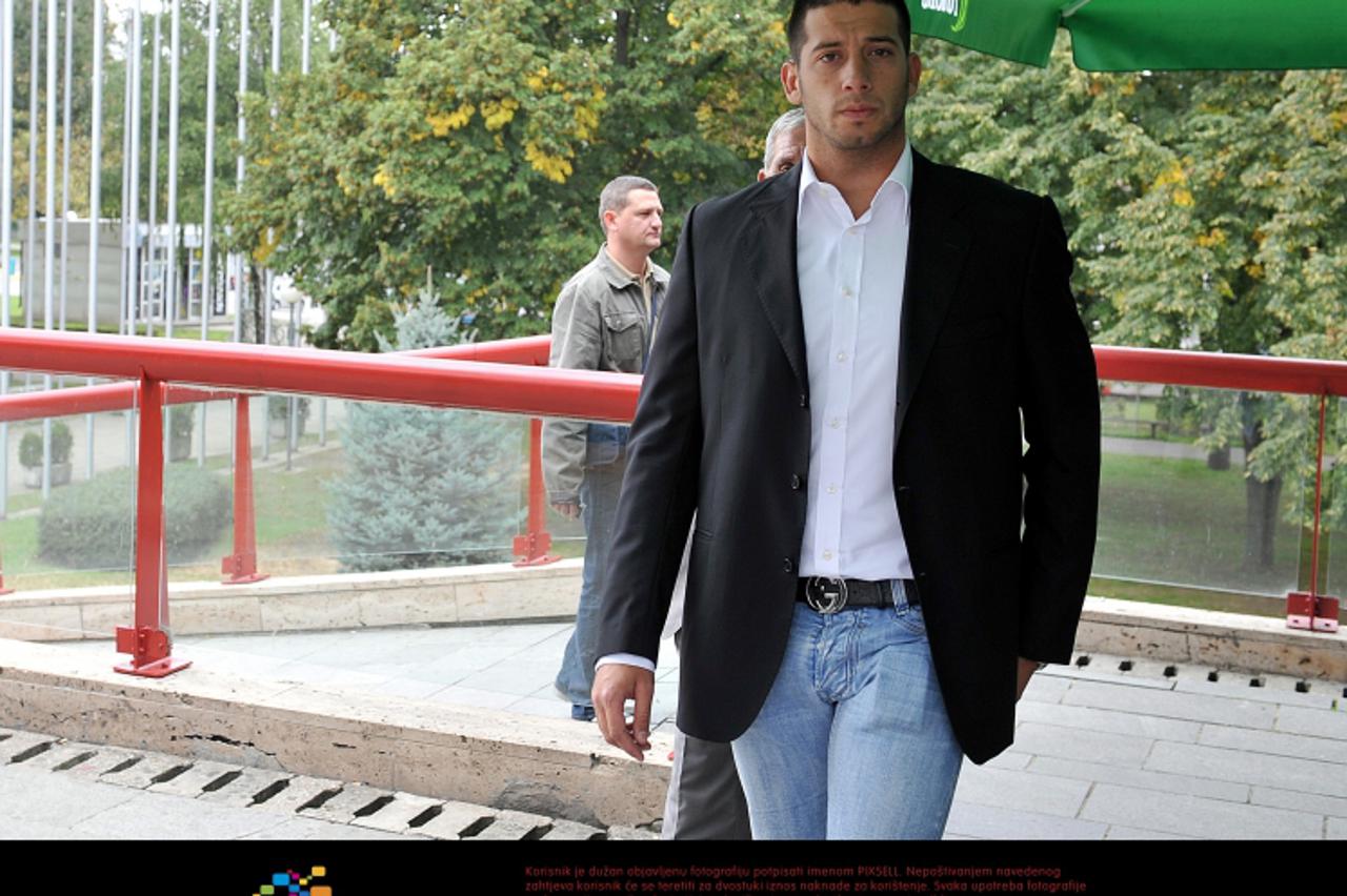 '16.09.2010., prostorije vaterpolskog kluba Mladost na Savi, Zagreb - Srpski reprezentativac i najbolji igrac upravo zavrsenog Europskog prvenstva u Zagrebu Vanja Udovicic potpisao je jednogodisnji ug