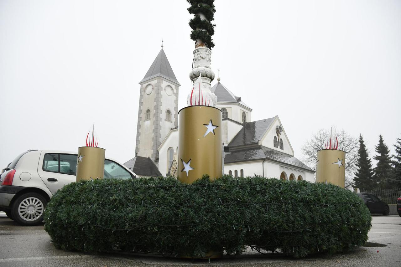 

S adventskog vijenca u centru Sračinca ukradena je svijeća