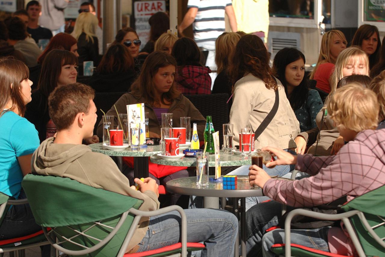 'VARAZDIN/MEDJIMURJE- 07.09.09., Cakovec, Hrvatska- Pocela je skola, terase u kaficima pune srednjoskolaca. Photo: Vjeran Zganec-Rogulja VLM/Pixsell'