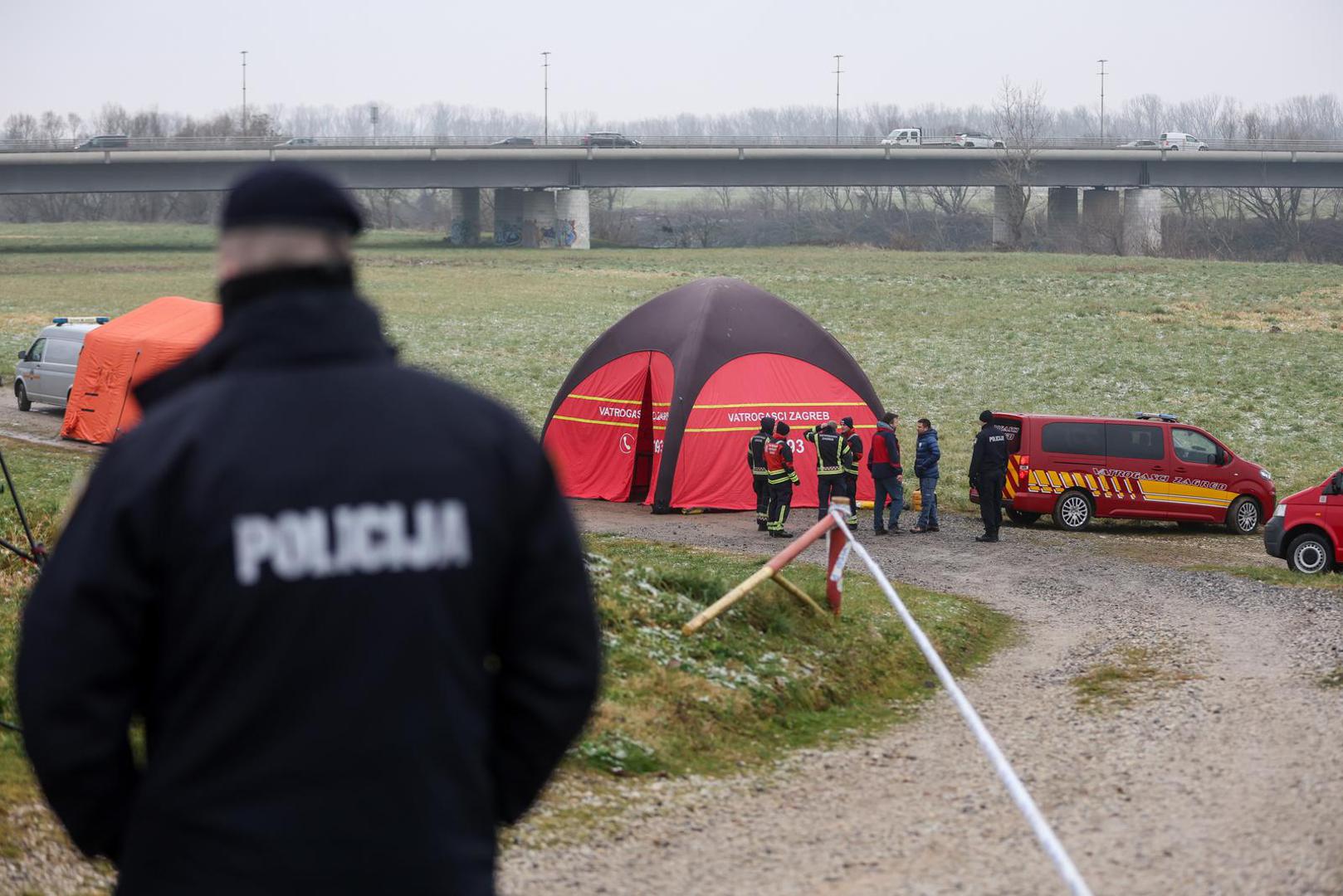 16.01.2025., Zagreb - Vatrogasci, policija, HGSS i Civilna zastita uz rijeku Savu gdje se pripremaju za nastavak potraga ze nestalim dijetetom u rijeci. Photo: Igor Kralj/PIXSELL