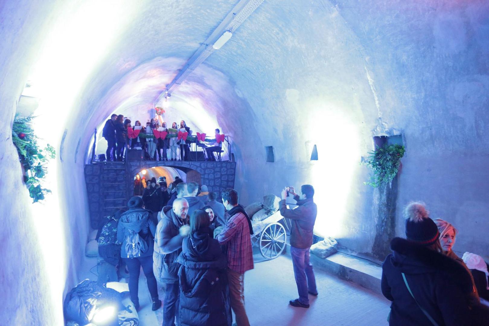 Otvorena su i dva ulaza/izlaza za Ilicu, kao i jedan ulaz iz Tomićeve ulice, pokraj hostela Chillout. Ulaz/izlaz u Radićevoj ulici trenutačno je zatvoren.