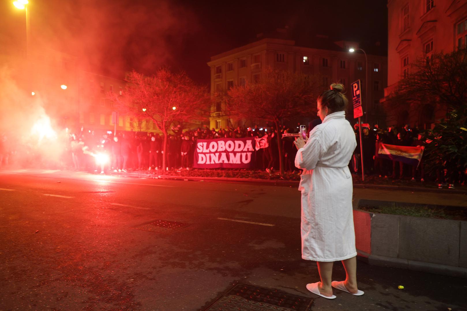 09.03.2023., Zagreb - U zagrebackom hotelu Sheraton ocekuje se Skupstina Dinama na kojoj ce se birati novo vodstvo kluba. Oko hotela poceli su se okupljati Bad Blue Boysi. Djevojka u ogrtacu izasla je iz SPA centra kako bi snimila bakljadu ispred hotela. Photo: Luka stanzl/PIXSELL