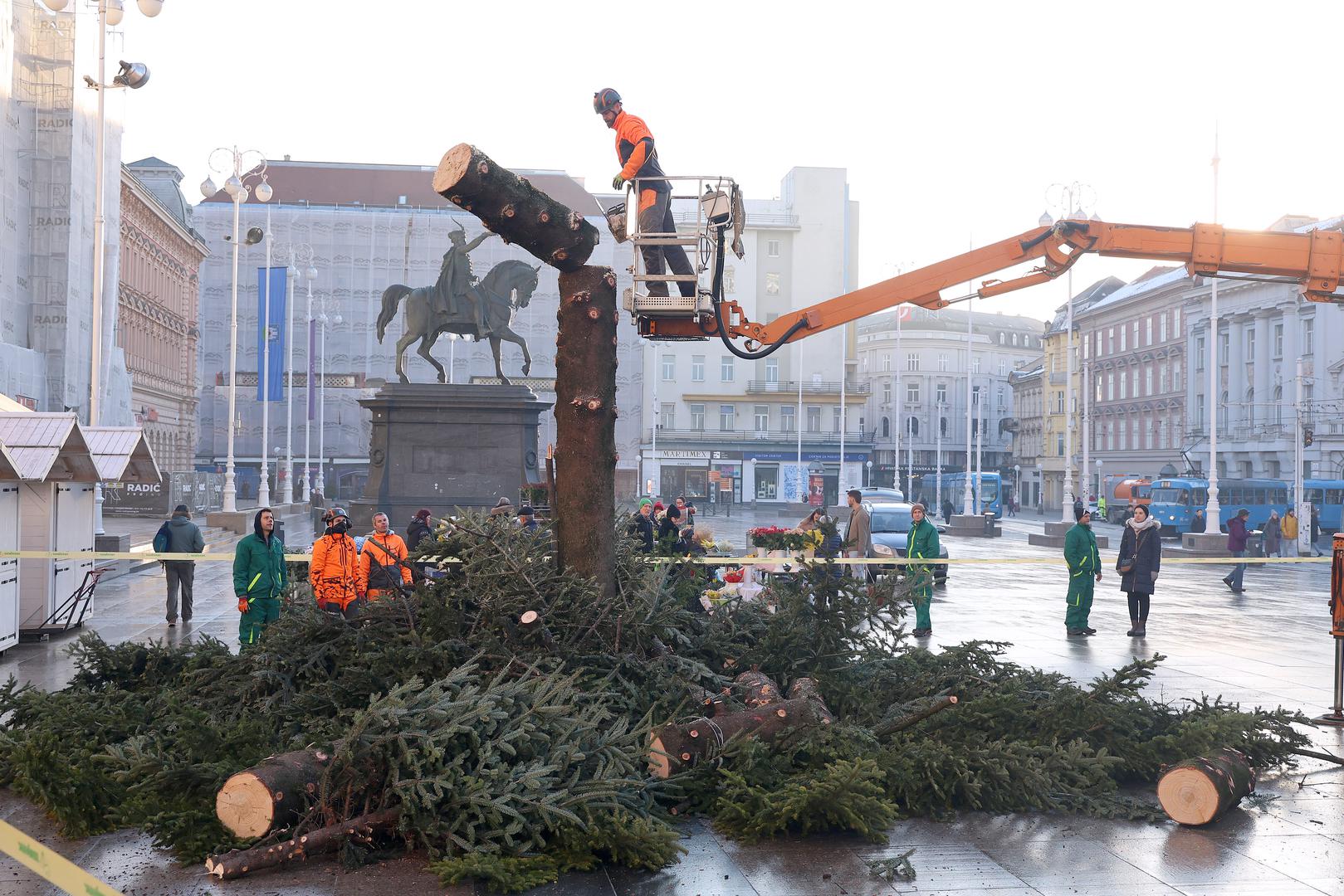 Podsjetimo, ovogodišnja jelka došla je iz dvorišta obitelji Juratovac, a bila je visoka 18 metara i stara do 40 godina.
