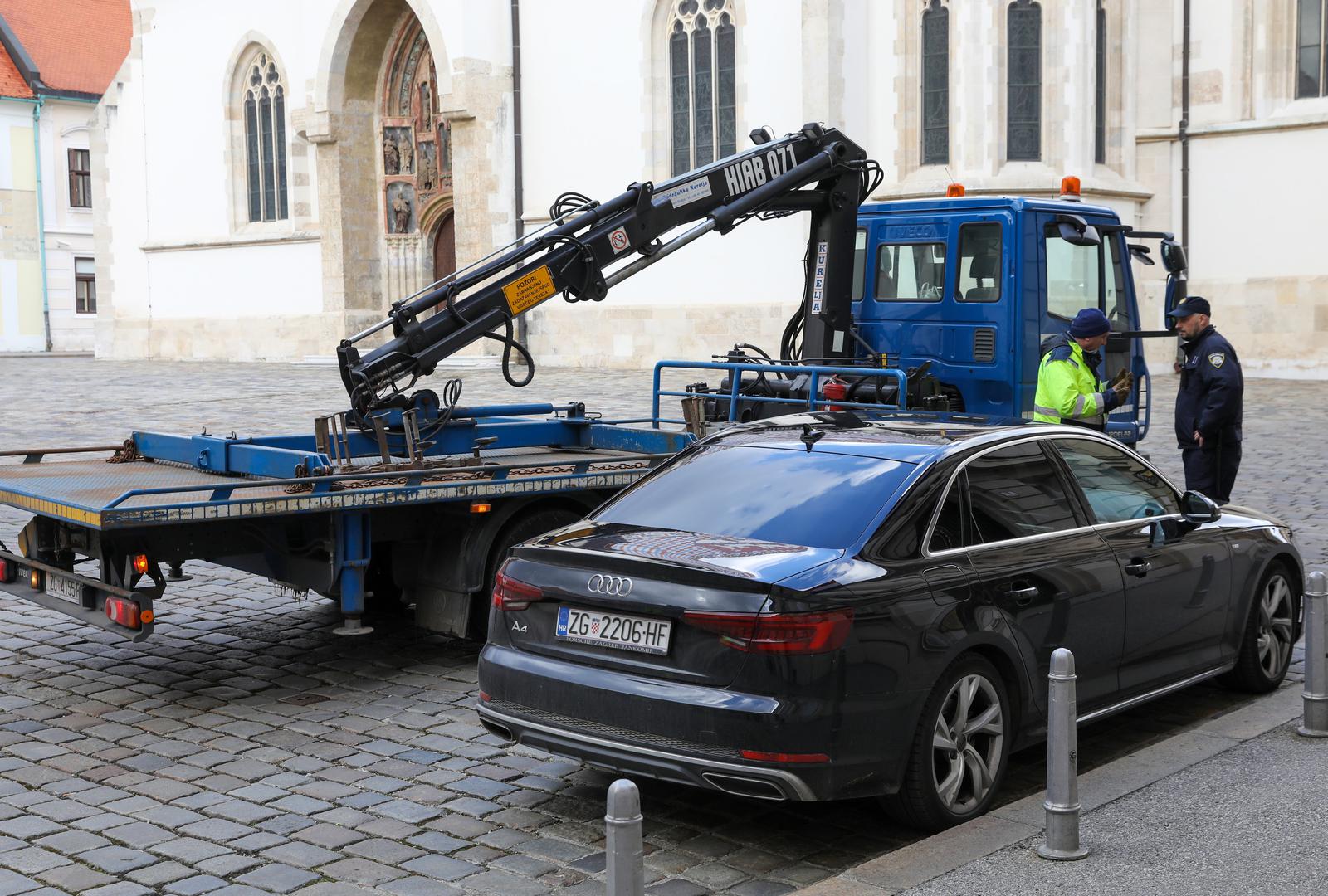 – Zaboravio sam skroz, došao sam na pet minuta – objašnjavao je Beljak policajcu i prometnim redarima.