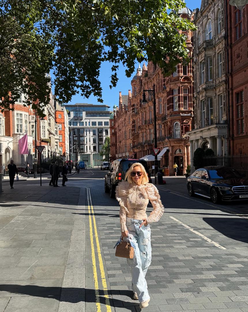 Posebnu pozornost u njezinoj objavi privukla su mjesta na kojima je odlučila objedovati. Maja je uživala u poznatom talijanskom restoranu Signor Sassi smještenom u elitnoj četvrti Knightsbridge. Riječ je o kultnom mjestu prepoznatljivom po plavoj eksterijernoj dekoraciji s cvjetnim detaljima i interijeru prepunom uramljenih fotografija, gdje je pjevačica snimljena kako uživa u klasičnim špagetima sa školjkama. Za večernji izlazak lokacija se promijenila na mondeni Mayfair i prestižni restoran Carbone. Tamo je pokazala i svoju glamurozniju stranu, zablistavši u elegantnoj crno-zlatnoj haljini koju je upotpunila crnom jaknom s perjem, savršeno se uklopivši u atmosferu restorana inspiriranu newyorškim stilom sredine prošlog stoljeća. Nije propustila ni posjet popularnom kafiću Ralph's Coffee u kojem dominira velika figura medvjeda u pregači.
