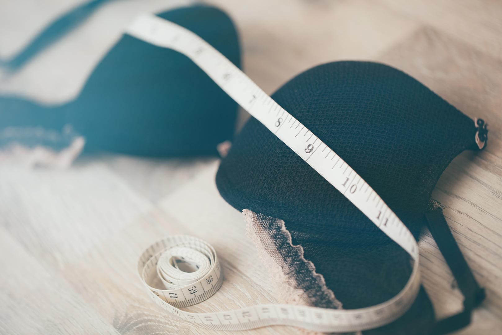 Dlačice na bradavicama nisu normalne: Većina žena je nekom trenutku pokušala obrijati dlake na bradavicama pod tušem. Sasvim je normalno imati dlake na ovom području, ali 6% žena i šokantnih 68,2% muškaraca još uvijek misli da nije. 'Kao i drugi dijelovi tijela, areola (tamno okruglo područje koje okružuje bradavicu) sadrži folikule dlake, koje mogu proizvoditi dlake', otkriva dr. Claudia, 'Količina i debljina mogu varirati i na njih utječu genetika, dob i hormonalne promjene. Sve iznenadne promjene, poput neuobičajenog zadebljanja ili potamnjenja, trebao bi pregledati zdravstveni djelatnik’. 