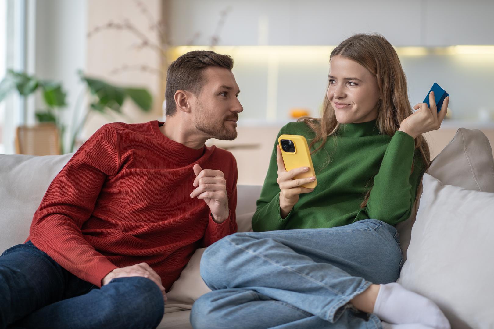 1. Ribe: Ribe i novac? To je romantična, pomalo maglovita priča. Kako kaže astrologinja Nathalie, Ribe o novcu razmišljaju “konceptualno”, što je lijep način da se kaže da ne osjećaju strah od trošenja. Obožavaju darivati druge i obožavaju kupovinu… posebno onu skuplju. Divni su i velikodušni, ali priznajte – upravljanje novcem jednostavno nije vaš forte.