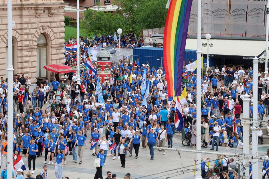 Zagreb: Dolazak hodočasnika Antunovskog hoda na Trg bana Josipa Jelačića