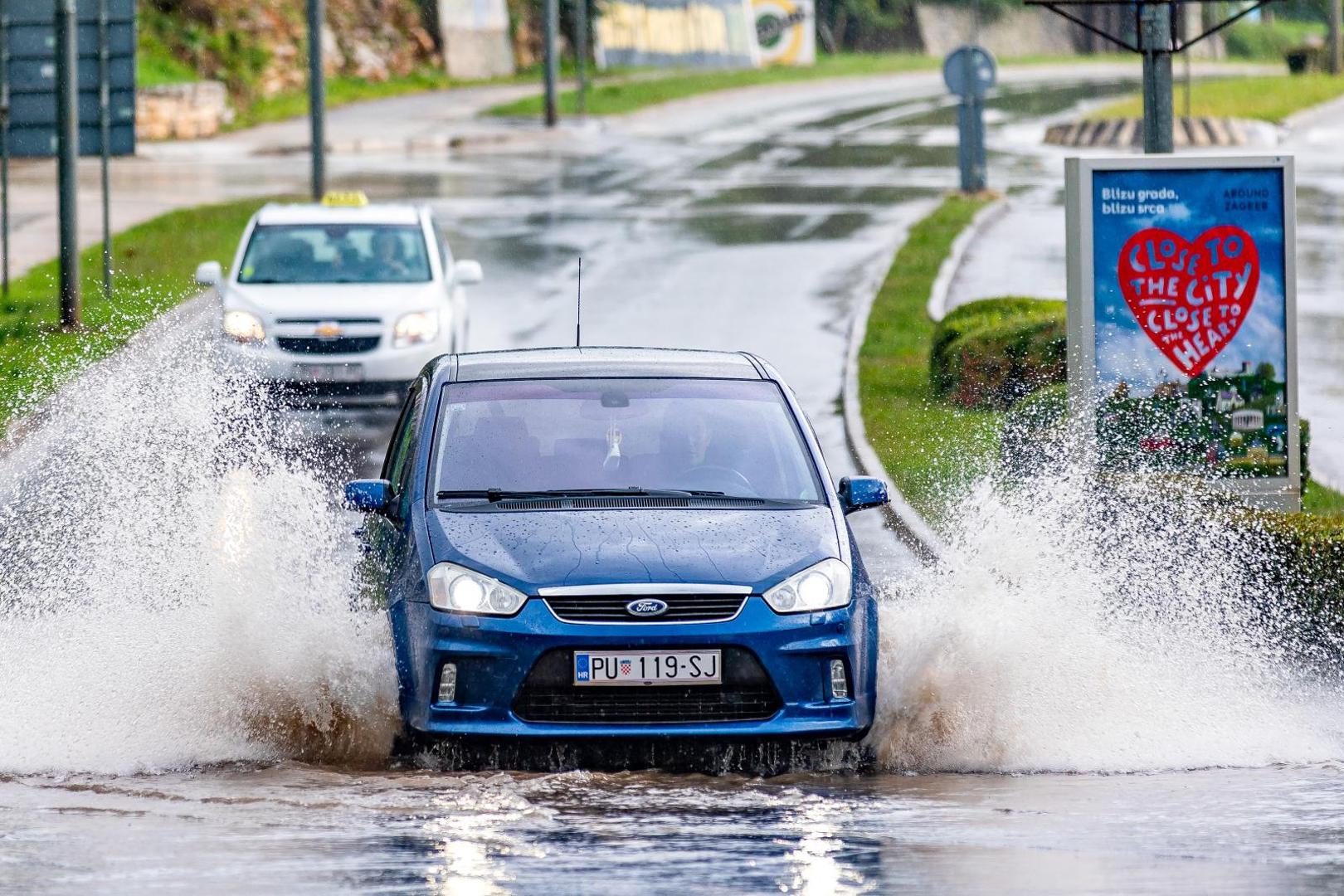 11.10.2020., Kokuletovica - Velike kolicine kise stvorile su mjestimicne probleme u prometu i poplavile su neke maslinike te vinograde.Photo: Srecko Niketic/PIXSELL
