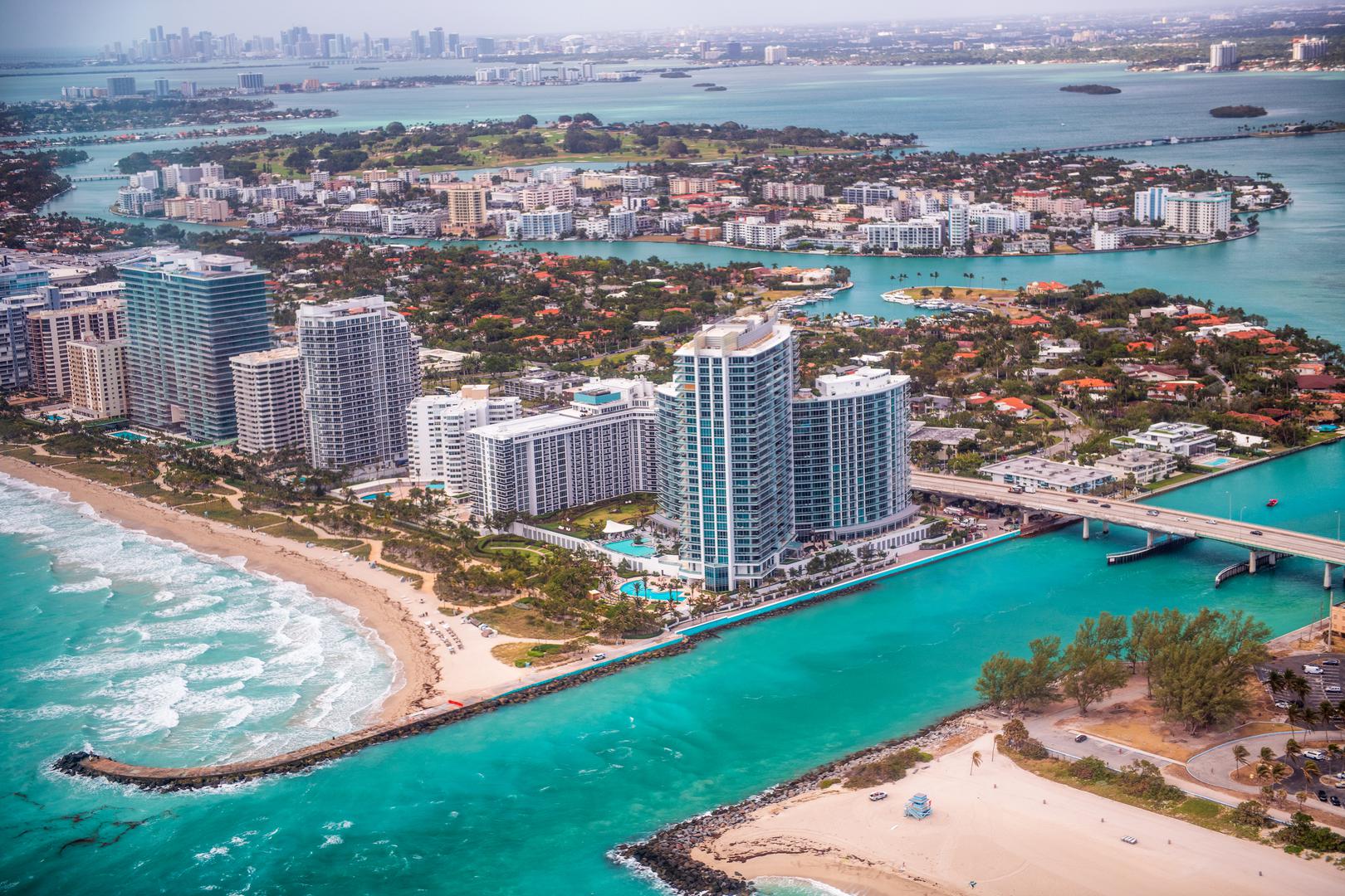 Haulover Beach Park, Miami, Florida: Najpopularnija javna nudistička plaža u Sjedinjenim Državama, Haulover, svake godine privuče više od 1,3 milijuna ljudi. Nudistički dio, označen na oba kraja ogradama, nudi iznajmljivanje ležaljki i suncobrana, kao i spasioce. Najveće su gužve tijekom Nacionalnog tjedna golišave rekreacije u srpnju i kad god Haulover pokušava postaviti novi Guinnessov svjetski rekord u golom kupanju.