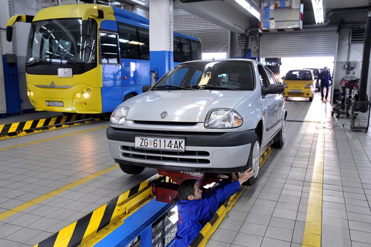 '10.01.2012., Stanica za tehnicki pregled, Velika Gorica - Priprema automobila za tehnicki pregled.  Photo: Goran Stanzl/PIXSELL'