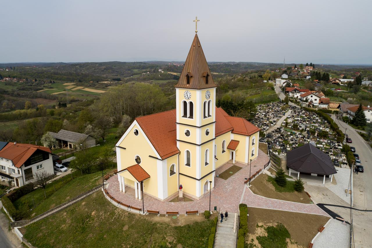 Fotografije iz zraka obnovljene crkve u Kravarskom