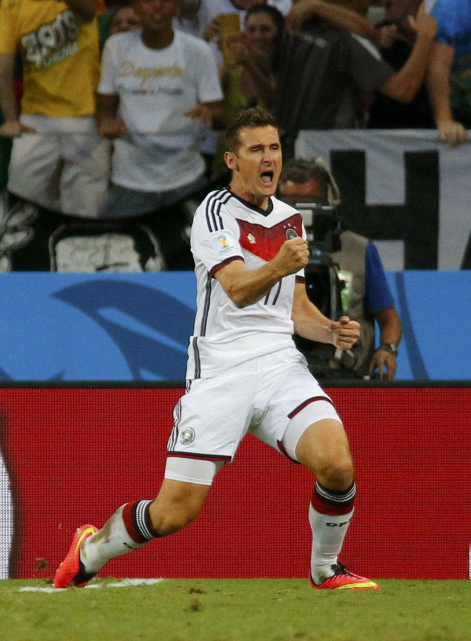 Germany's Miroslav Klose celebrates scoiring a goal against Ghana during their 2014 World Cup Group G soccer match at the Castelao arena in Fortaleza June 21, 2014.   REUTERS/Laszlo Balogh (BRAZIL  - Tags: SOCCER SPORT WORLD CUP)