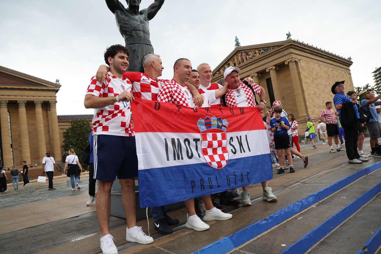SP 2026 Philadelphia: Navijači Hrvatske fotografiraju se uz spomenik Rockyju