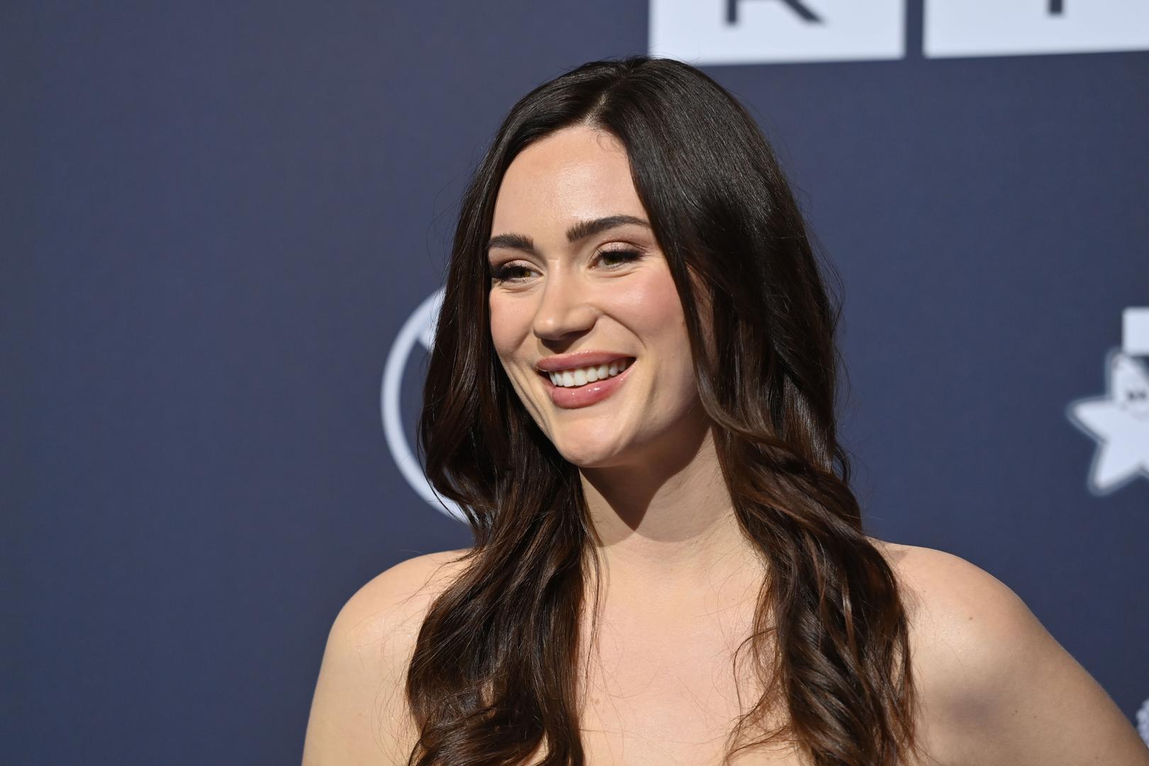 Cijelu priču dodatno intrigantnom čini politička dimenzija. Eric Schmidt je čak 21 godinu stariji od svog potencijalnog punca, Markusa Södera, premijera Bavarske i predsjednika utjecajne stranke CSU. Par je navodno zajedno proveo doček Nove godine, a posljednjih tjedana putovali su po Sjedinjenim Državama, Indiji i Europi. Svjetska javnost sada s nestrpljenjem iščekuje njihov idući zajednički korak, a nagađa se da bi se mogli pojaviti na nadolazećoj Münchenskoj sigurnosnoj konferenciji.