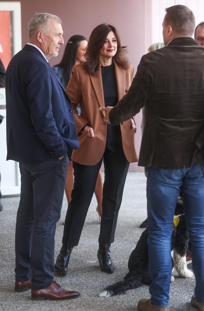 Okosnicu njezina stajlinga činili su bezvremenski komadi: crne hlače popularnog cigareta kroja i jednostavna crna majica. Ovu minimalističku bazu nadogradila je efektnim smeđim sakoom blago oversized kroja koji je cijeloj kombinaciji dao modernu notu. Cjelokupan dojam zaokružila je klasičnim crnim salonkama.