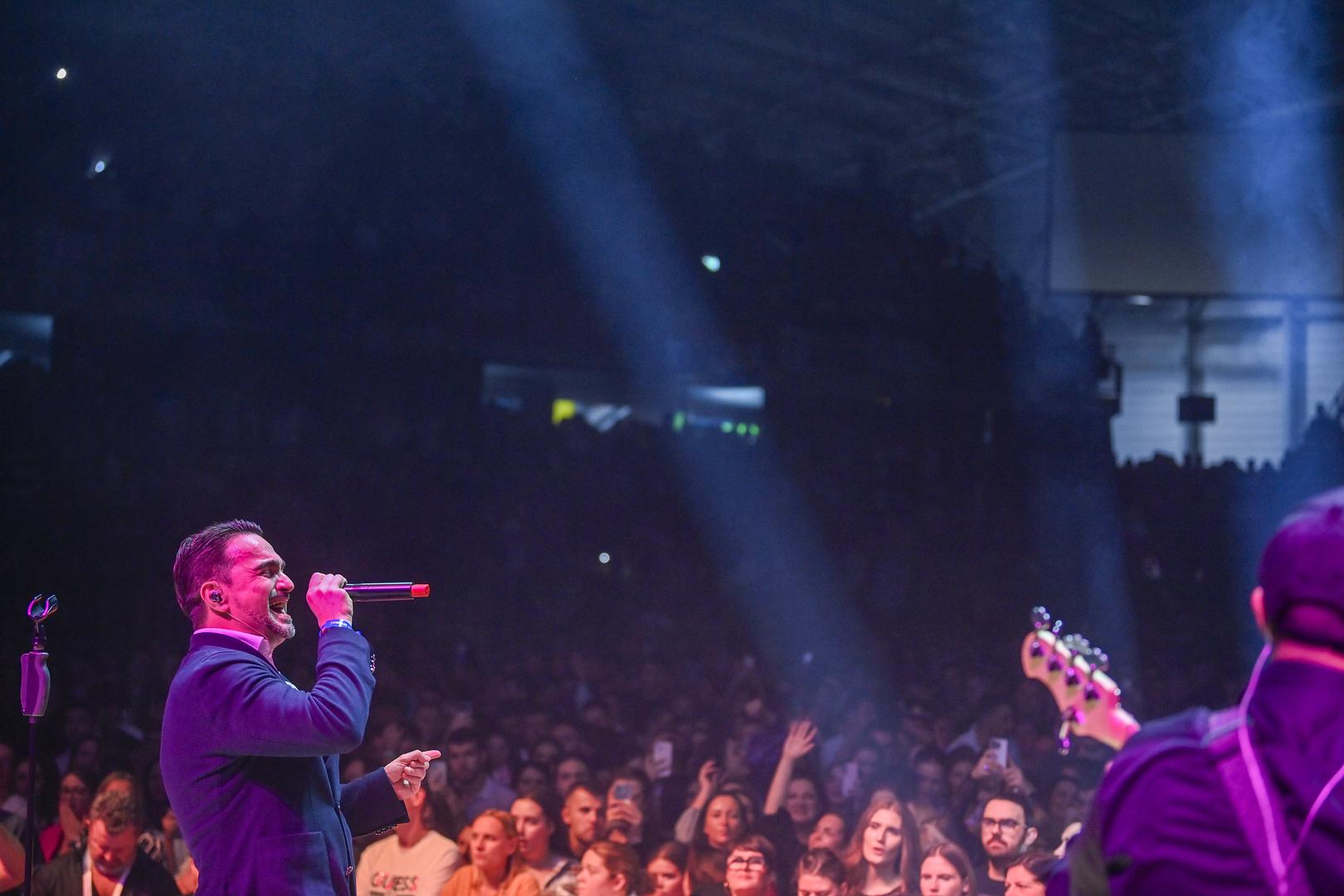 09.12.2023., Frankfurt - Hrvatska Noc , spektakularan koncert u Frankfurtu , 10 izvođača,10 sati glazbenog programa za 13 000 posjetitelja.  Najvece je okupljanje Hrvata i njihovih prijatelja u iseljenistvu . Dogadjaj na koji se ceka cijelu godinu. Na koncertu u Frankfurtu  veceras nastupaju najvece hrvatske glazbene zvijezde:  Petar Grašo, Prljavo kazaliste, Jole, Jelena Rozga, Mate Bulic, Zlatko Pejaković, Crvena jabuka, Miroslav Škoro, Mladen Grdovic, Sinisa Vuco. Tisuce Hrvata i njihovih gostiju  koji u Frankfurt dolaze iz Novog Zelanda , SAD , Europe i cijelog svijeta .  Photo: Igor Soban/PIXSELL