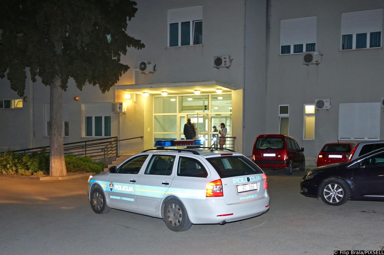Zadar: Policija ispred bolnice gdje je prevezen teško ozlijeđeni alpinist