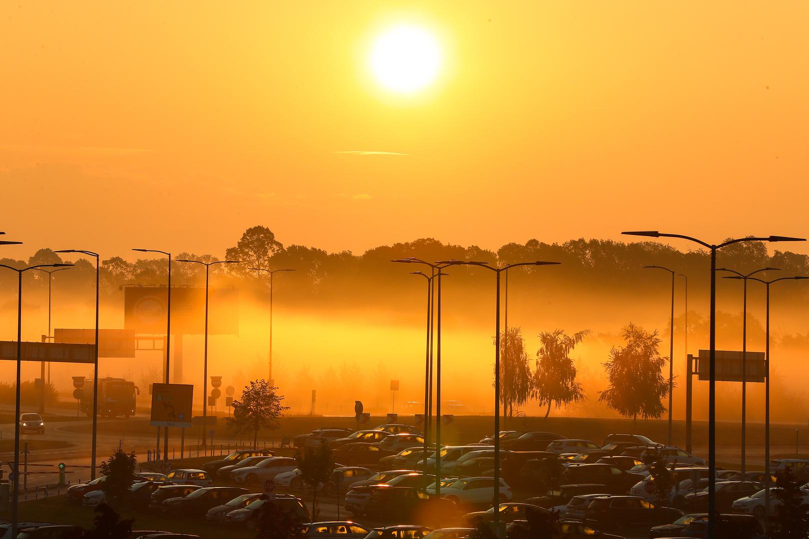 Fotograf Pixsella Matija Habljak u petak, 26. travnja, snimio je predivan izlazak sunca nad Zagrebom.