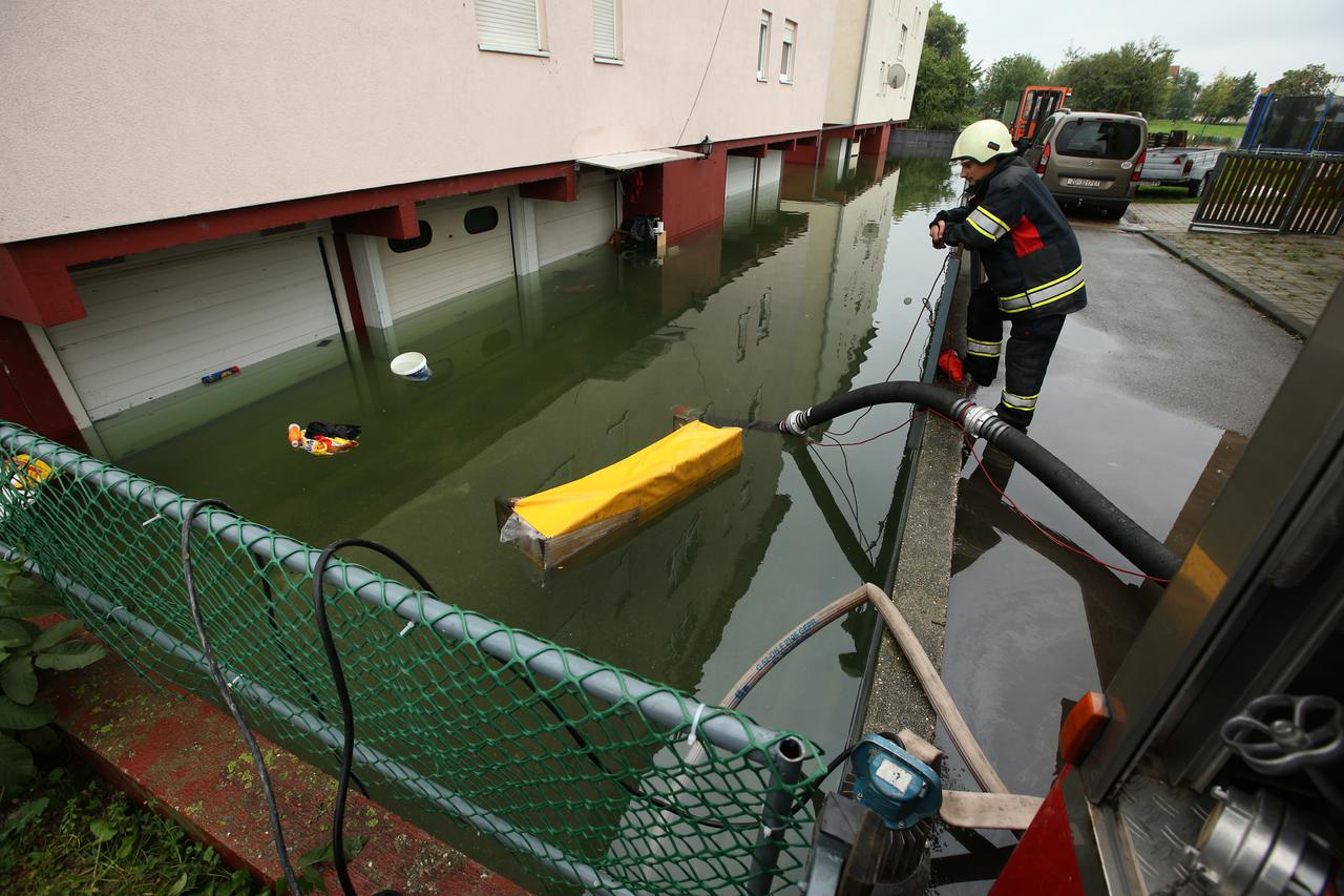 16.10.2015., Zagreb - Stanari Cimermanove ulice i Juzne obale koji se nalaze neposredno uz nasip rijeke Save, ponovno poplavljeni. Podzemne garaze pune se vode, a vatrogasne postrojbe ispumpavaju vodu.  Photo: Robert Anic/PIXSELL