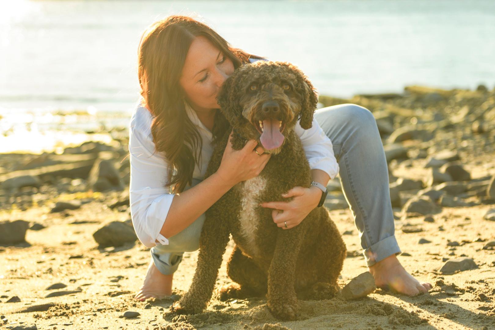 Portugalski vodeni pas: Ovaj pas postao je posebno poznat kao pasmina s gustom, kovrčavom dlakom koja se malo linja. Riječ je o inteligentnom i energičnom psu kojem treba dosta aktivnosti, pa nije idealan za potpuno sjedilački stil života. No, za aktivne obitelji koje traže većeg psa s manjim linjanjem, često se navodi kao vrlo dobar izbor. 