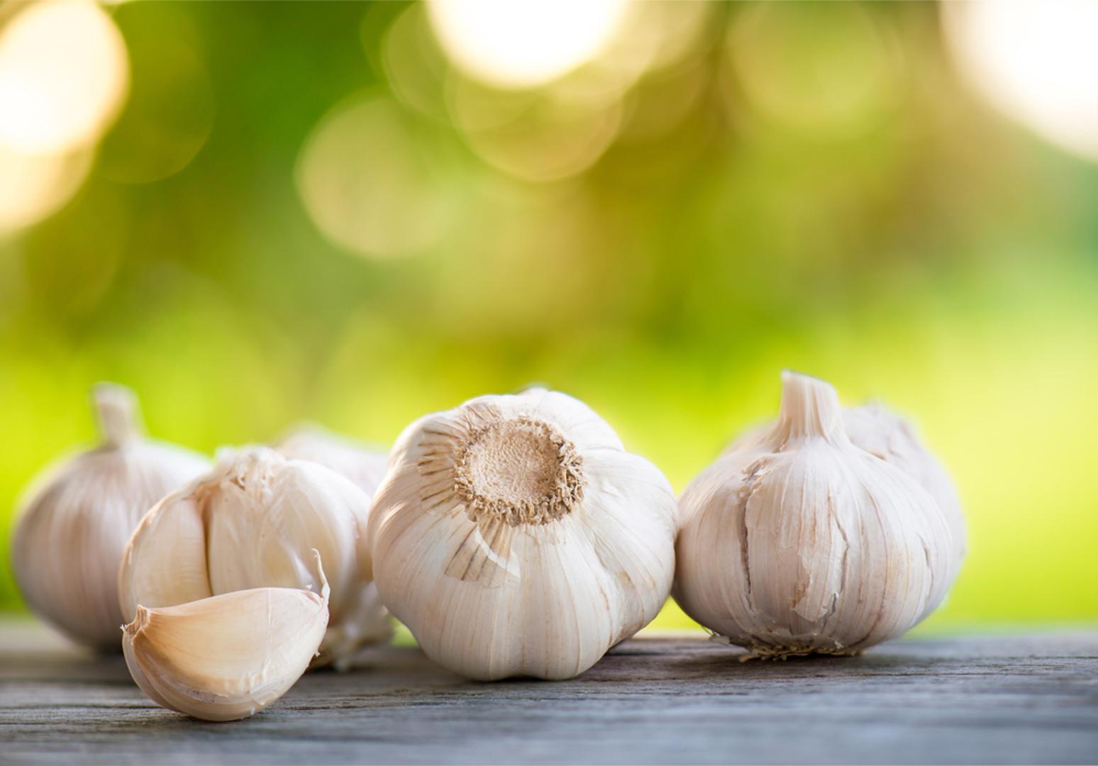 Češnjak: Češnjak u hladnjaku može početi klijati ili omekšati brže nego što biste očekivali. Vlaga mu ne odgovara jer mu skraćuje trajnost i narušava kvalitetu. Najbolje ga je čuvati na suhom i tamnom mjestu, gdje će ostati čvrst i pun okusa.