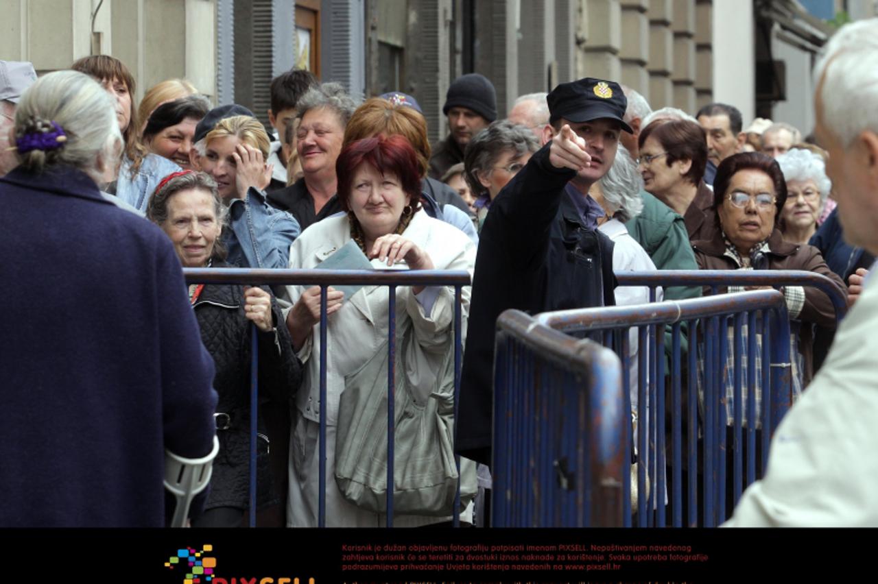 '27.04.2011., PUZ, Petrinjska, Zagreb - Umirovljenici cekaju u redu za izdavanje uvjerenja o prebivalistu kako bi ostvarili pravo na besplatni pokaz.  Photo: Zarko Basic/PIXSELL'