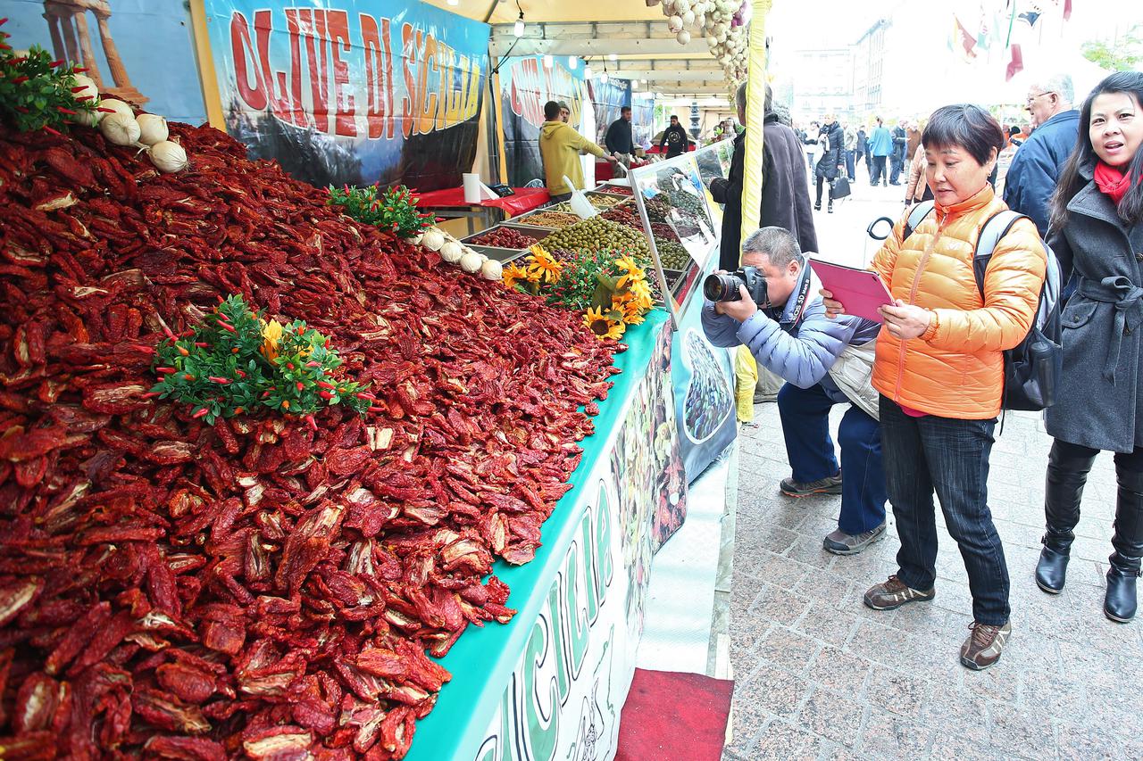 27.10.2015., Zagreb - Drugi put u gradu Zagrebu na Europskom trgu postavljeni su standovi povodom Italia festa, gastronomske manifestacije koja na mnogobrojnim standovima predstavlja najbolje od gastronimije talijanskih regija.  Photo: Sanjin Strukic/PIXS