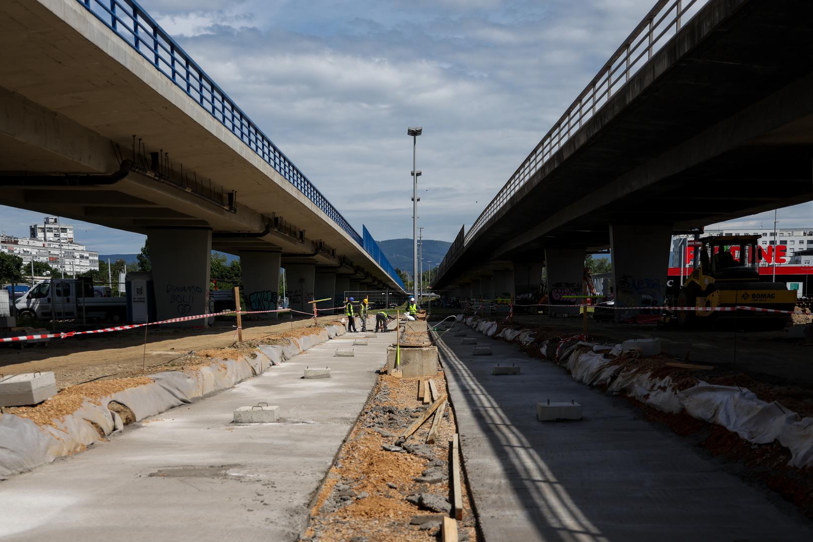 Dodao je i kako se procjenjuje da bi kraj radova na produljenju prometnice trebao biti do kraja ove godine, dok se kraj radova na produljenju pruge očekuje do početka iduće godine. Vrijednost svih radova, podsjetio je, jest oko 25 milijuna eura bez PDV-a, a za sada je sve financirano iz Gradskog proračuna.