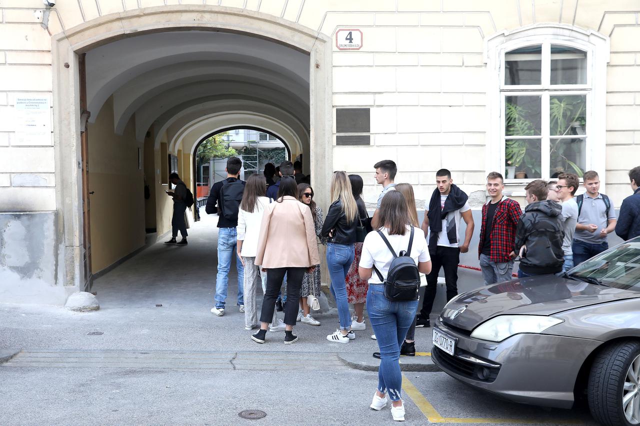 Zagreb: Studenti u dugačkom redu ispred zgrade Pravonog fakulteta čekaju upis