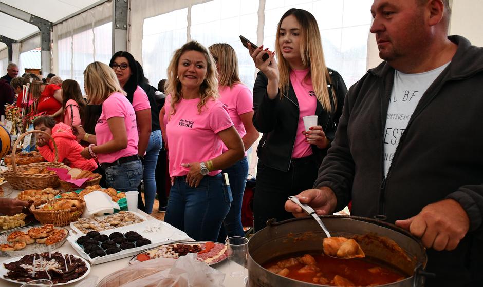 Velika: ​Gastro manifestacija Najdu​ž​i stol ​u Hrvata u sklopu Međunarodne smotre folklora