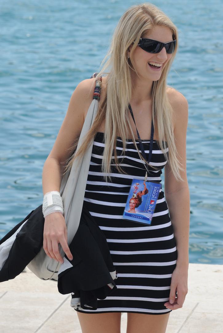 Kinzer se domaća javnost sjeća po pobjedi na Dori 2011. godine s pjesmom 'Lahor', kada je kao 22-godišnjakinja iznenadila trijumfom nad Jacquesom Houdekom.