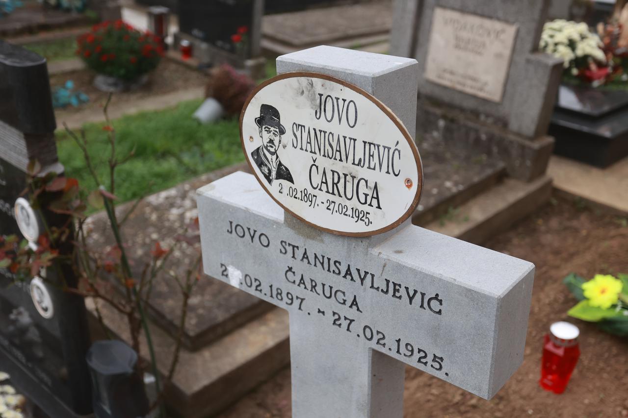 Osijek: Grob Jove Stanisavljevića Čaruge na Aninom groblju