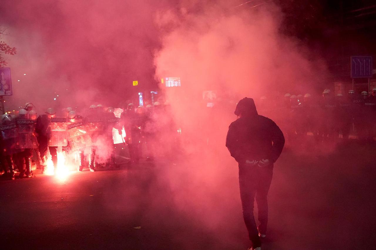 Beograd: Kordon policije štiti zgradu TV Pink, građani se okupili ispred zgrade