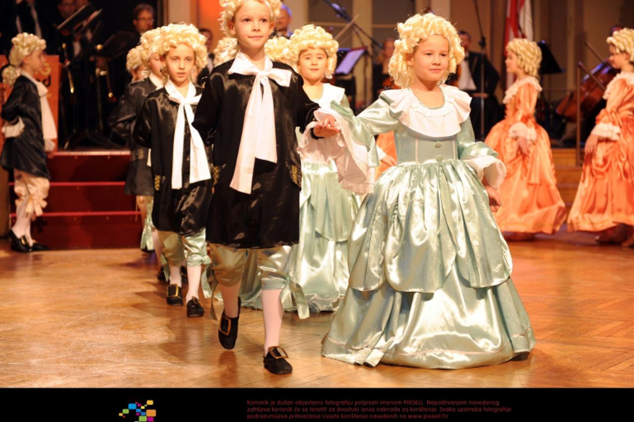 '04.02.2011., Velika koncertna dvorana, HNK, Varazdin - 18. Sjajni bal Varazdina u organizaciji Hrvatsko-austrijske kulturne zajednice. Barokni ples Drustva Nasa djeca.  Photo: Marko Jurinec/PIXSELL'