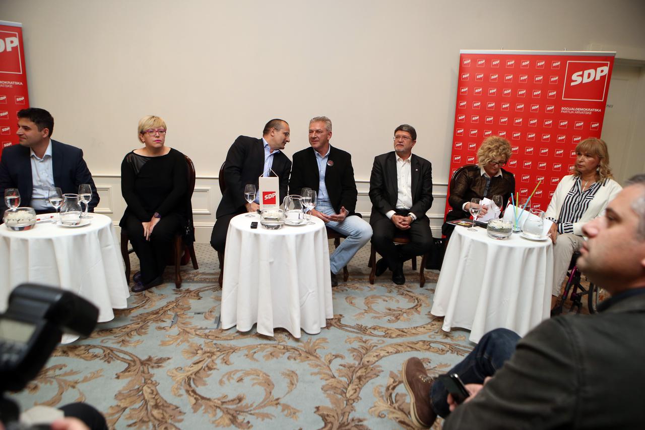 09.11.2016., Split - Suceljavanje kandidata za predsjednika SDP-a Davora Bernardica, Karoline Leakovic, Orsata Miljenica, Ranka Ostojica, Tonina Picule, Gordane Sobol i Vesne Skulic u splitskom hotelu Park pred clanovima stranke. Photo: